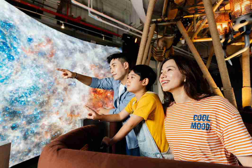 银河集团打造全台最大宽6公尺、、、、高4公尺、、唯一搭载LED弧形拼接显示屏的动感飞行船，，，，让乘客驻足在热气球上，，，享受身历其境的伪出国旅游乐趣