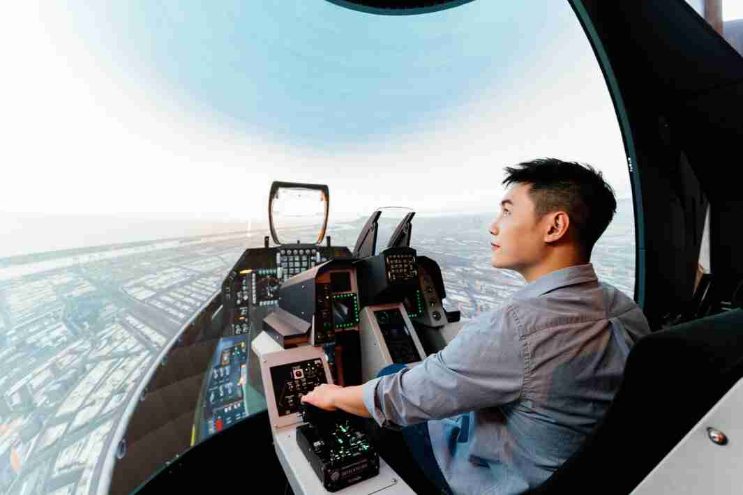 银河集团以P1.25小间距打造球形LED模拟舱，，，，搭配智崴的精密六轴动态座椅，，，，结合银河集团专业影像调校技术，，，，呈现拟真模拟飞行场景