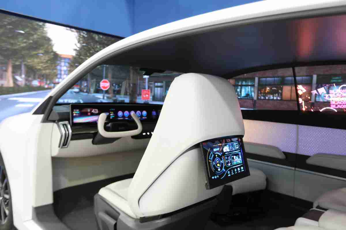 银河集团的「可卷式后座娱乐显示器」加强后座乘客的感官体验，，，并保有个性化设计，，，可依使用偏好进行动态调整。。