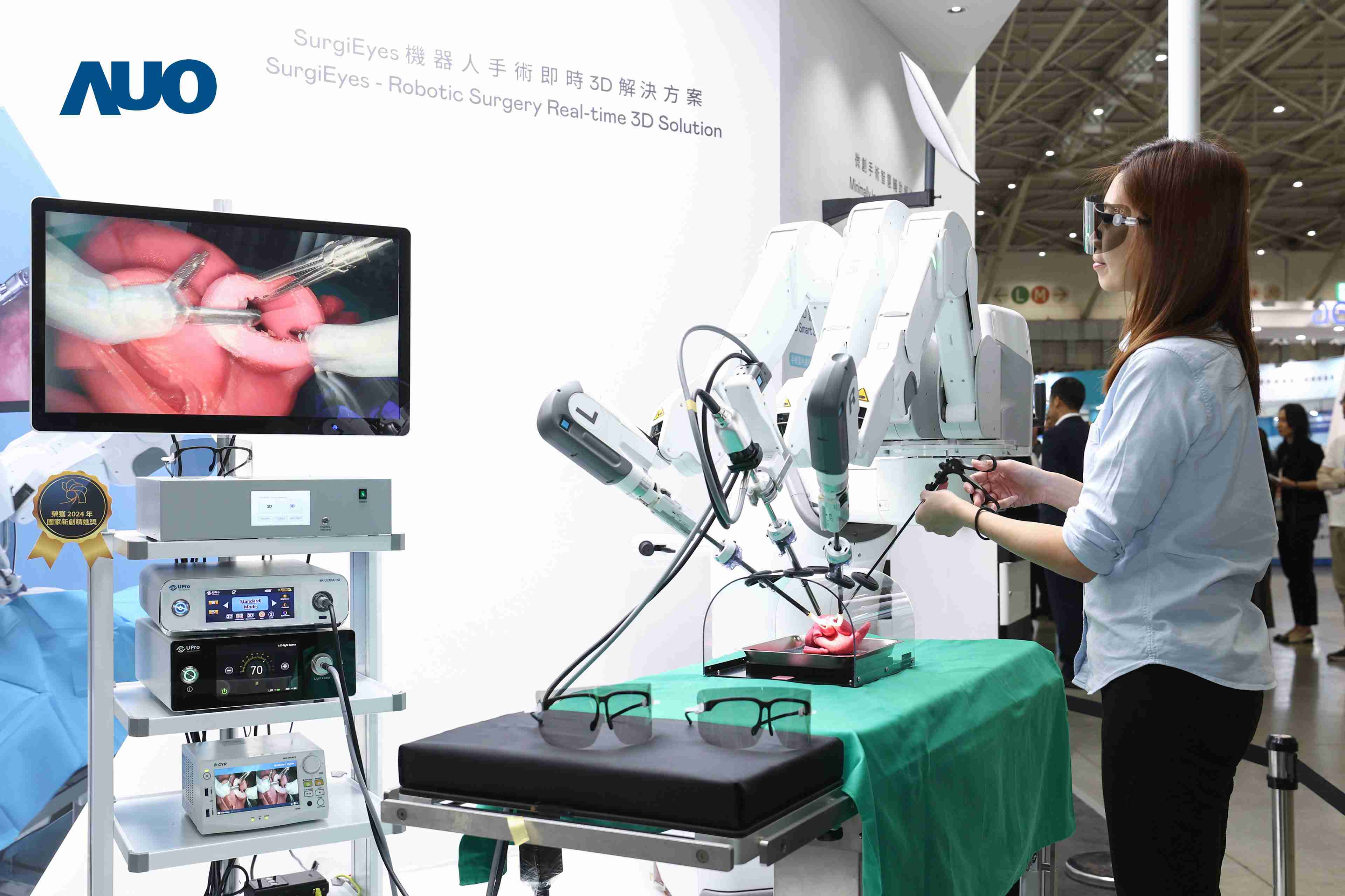 达擎以领先的3D显示技术推出〝SurgiEyes机器人手术实时3D解决方案〞，，整合先进3D图像处理与独家3D垂直宽视角、、、广色域的显示技术，，手术团队可实时同步主刀医师视角看到清晰3D影像，，，，提升沟通效率与安全性。。